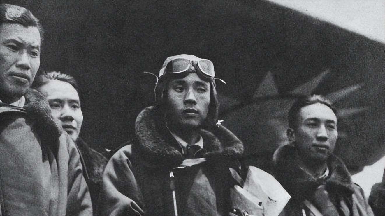 1949年国民党中尉驾驶飞机飞往解放区，还带了4吨银元，他要干啥