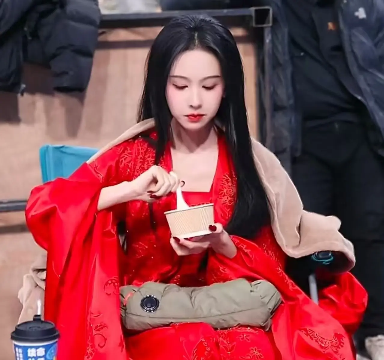 陈都灵穿红袍挥剑冷艳利落 片场干饭表情呆萌