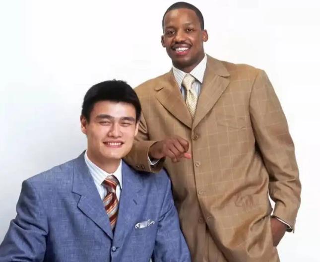 姚明虽然已经退役多年，但他仍然是这个联盟当中的优秀中锋。当年开拓者队的状元中锋奥