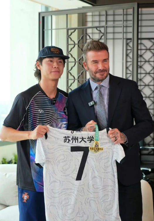 贝克汉姆发视频为2026江苏城市足球联赛（苏超）助威。他用中文说“加油”，配文“