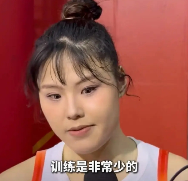 女篮中锋李月汝采访时的这段表达令人耐人寻味 ！面露尴尬，她说：当我遭遇包夹，队友