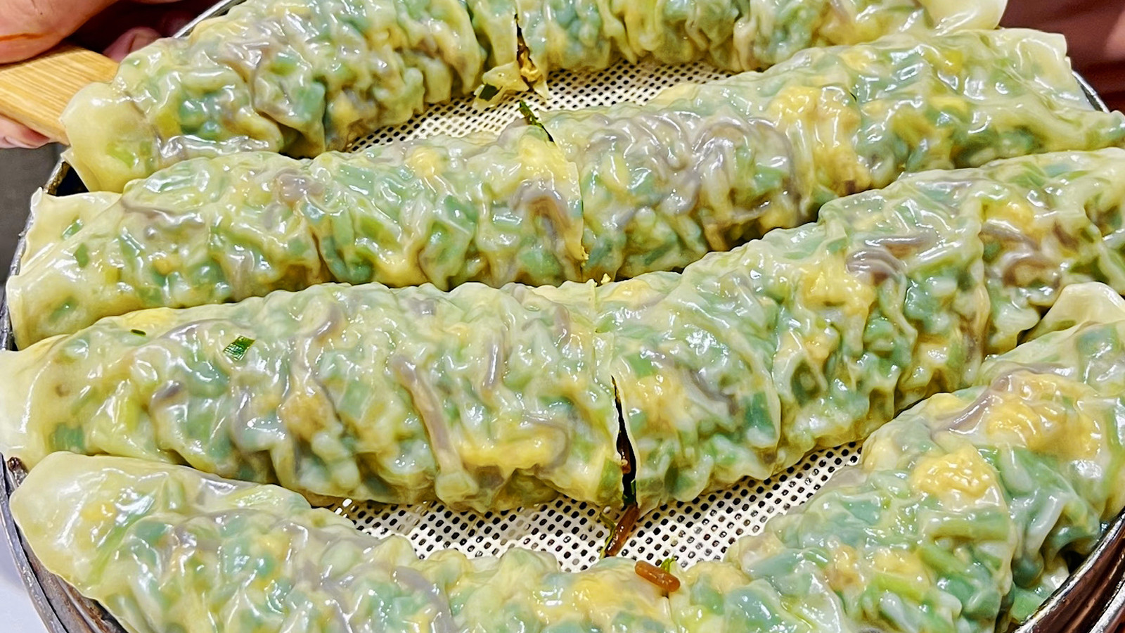 春天宁可不吃饺子，也要吃蒸菜卷，是菜又是主食，低脂营养又解馋，比肉饺子还香