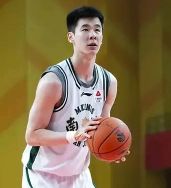 同曦男篮球员郭昊文遭遇踝关节扭伤。据同曦男篮官方消息，同曦男篮郭昊文遭遇踝关节扭