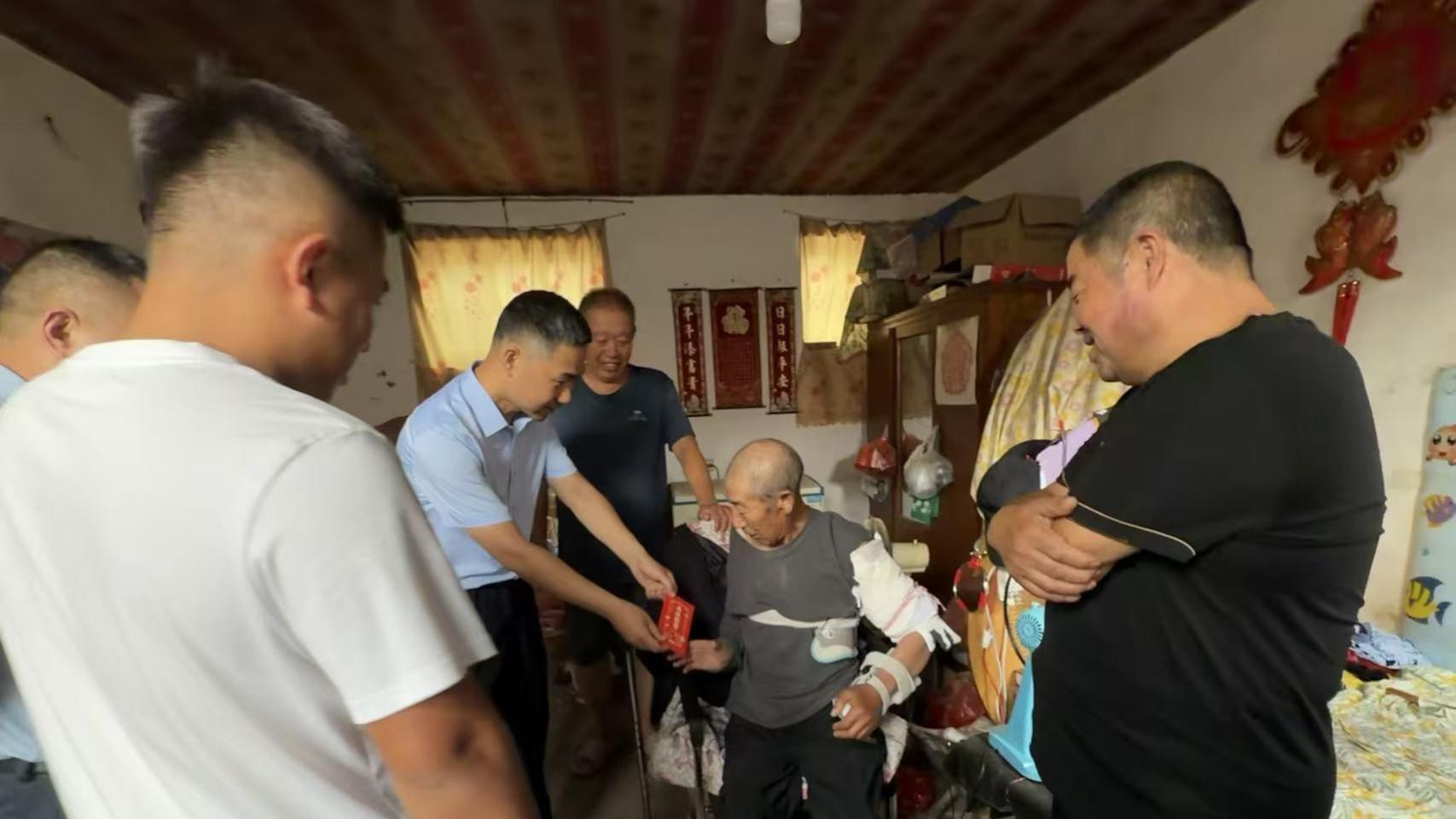 七一送关怀！南村镇爱心企业走访慰问困难党员暖心践初心