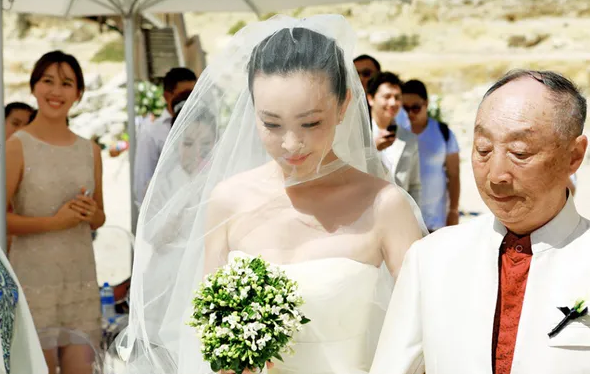 刘威葳在澳大利亚的海边举办婚礼新郎是一名富商
刘威葳穿着一袭设计简洁的抹胸婚纱，