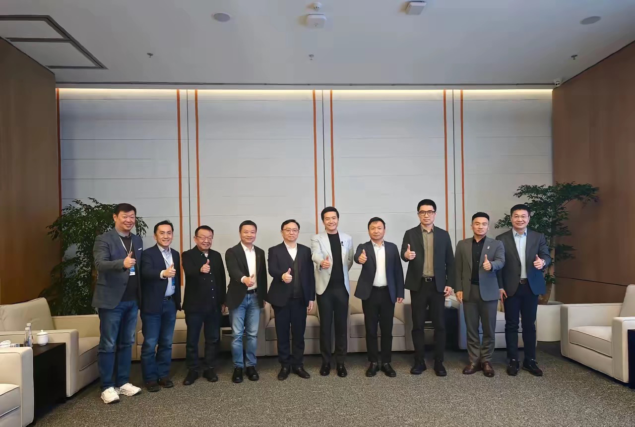 看这张图，大家都乐呵呵的，来给雷军站台，就李想压力最大。