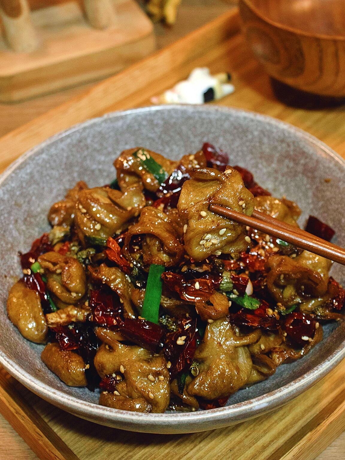 爆炒猪大肠🔥 香到上头！做法简单，姐妹必试
家人们谁懂啊😭 谁能拒绝一碗香到