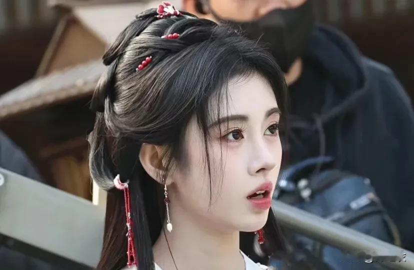 鞠婧祎的颜值我是服气的，真的很美，就是不管演什么角色都是差不多，如果能再把演技提