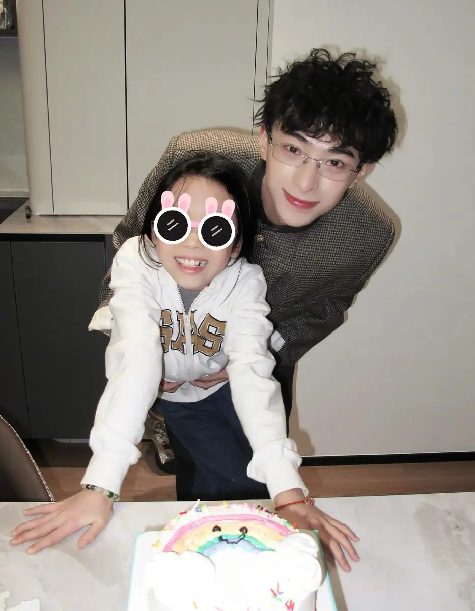 伊能静晒出儿子每个时期的照片 母子俩亲密贴贴超温馨