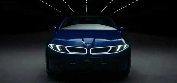 全新宝马i3官图泄露，800V架构双电机四驱
外观方面，全新宝马i3延续新世代设