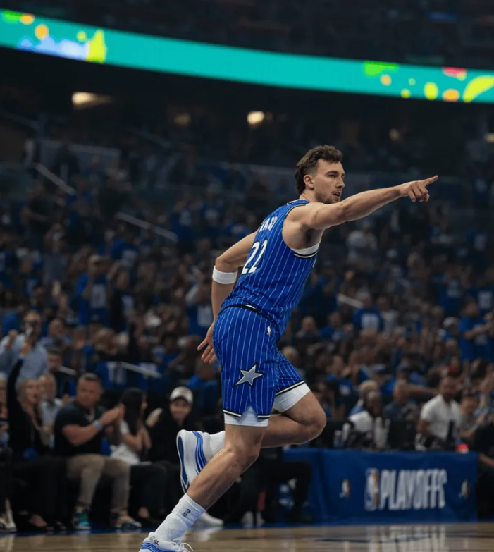 今日NBA季后赛，魔术对阵活塞。
第三节比赛，弗朗茨-瓦格纳因小腿受伤返回更衣室