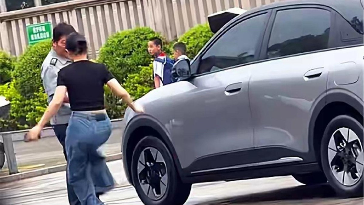 女子脚踹保安被扇事件警方已立案，律师：保安是否属于正当防卫？