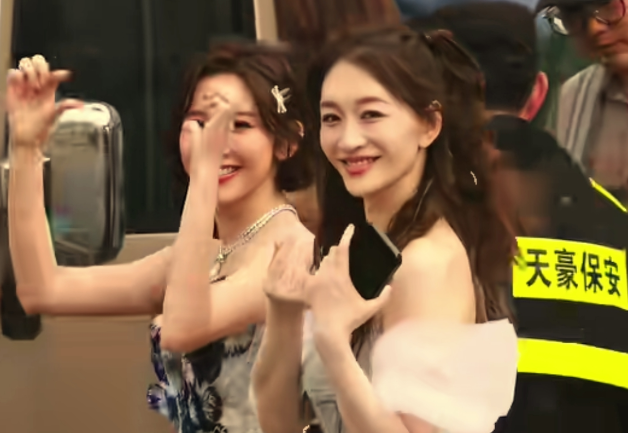 李小冉穿着这条露肩的连衣裙看起来就像18岁的少女
50多岁的人了，如果不认识的话