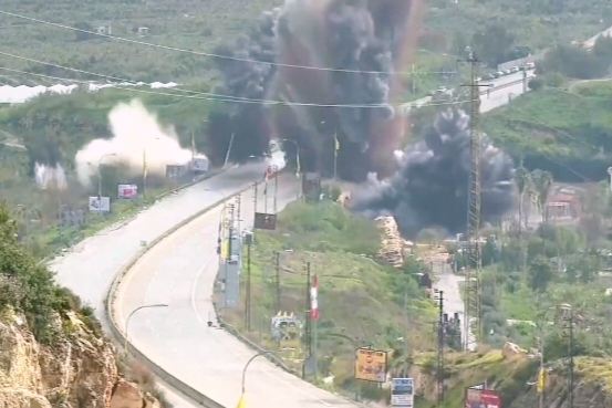 以军炸了黎南部利塔尼河上一座桥

3月22日下午，以色列国防军真动手了，炸的是黎