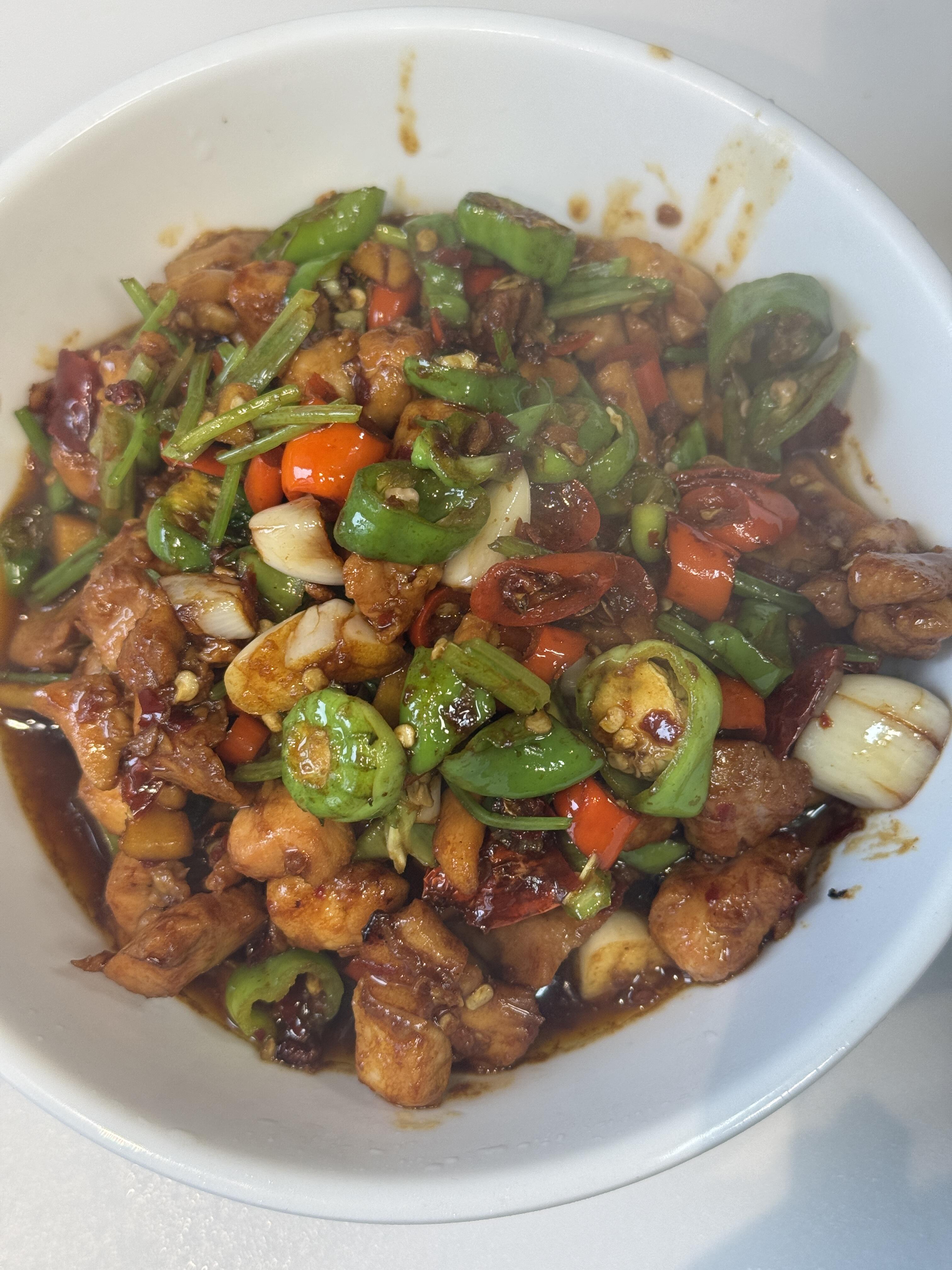 香辣小炒鸡腿肉✨入味够味，锅气十足巨下饭
这道香辣小炒鸡腿肉，真的百吃不厌！每一