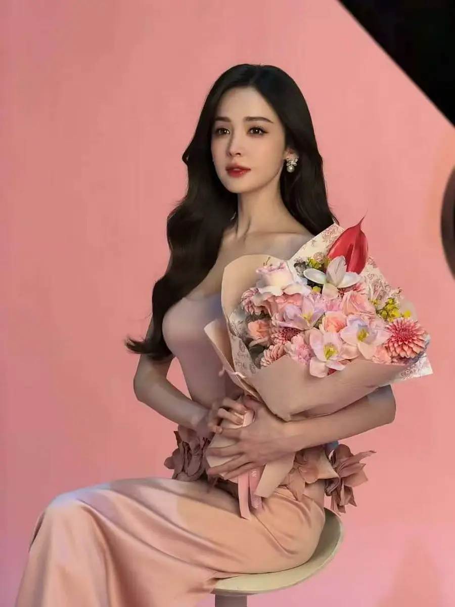 娜扎穿立体花饰粉裙手捧花束 甜笑灿烂侧颜精致动人