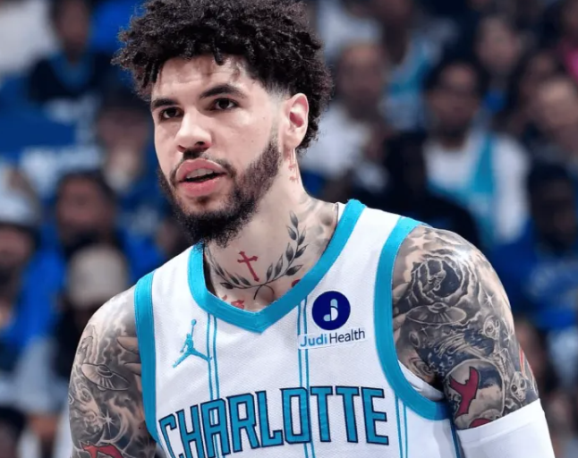 NBA附加赛，魔术狂胜黄蜂。
赛后黄蜂球员拉梅洛-鲍尔接受了记者采访，谈到了本次