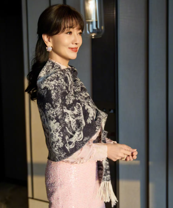 看了赵雅芝的这张近照
摄影师是不是没考证的呢？你们看看
乍一看还以为赵雅芝怀孕了