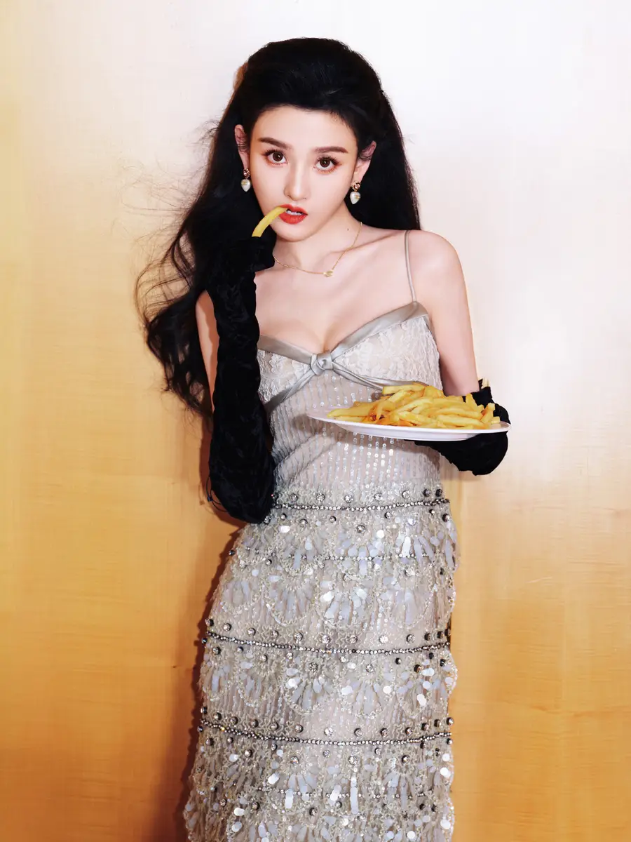 宋祖儿穿香槟色亮片吊带长裙 手拿甜甜圈搞怪又鲜活