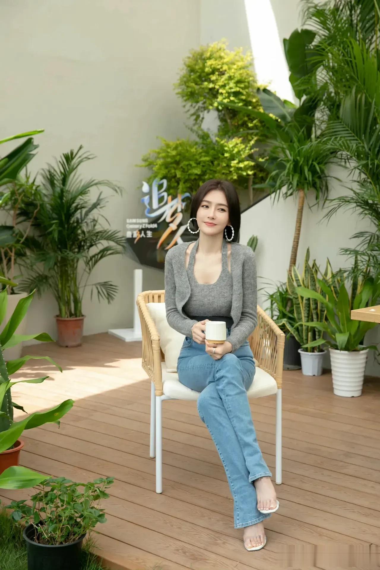 秦岚 165cm身高，46岁了。 不得不承认，她比20岁的小姑娘气质还要好。 