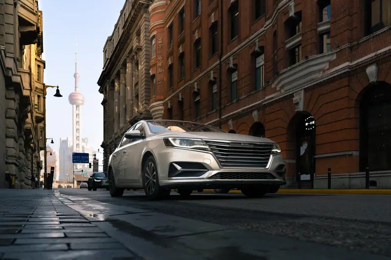 7万级家轿新卷王！荣威i6空间大还智能