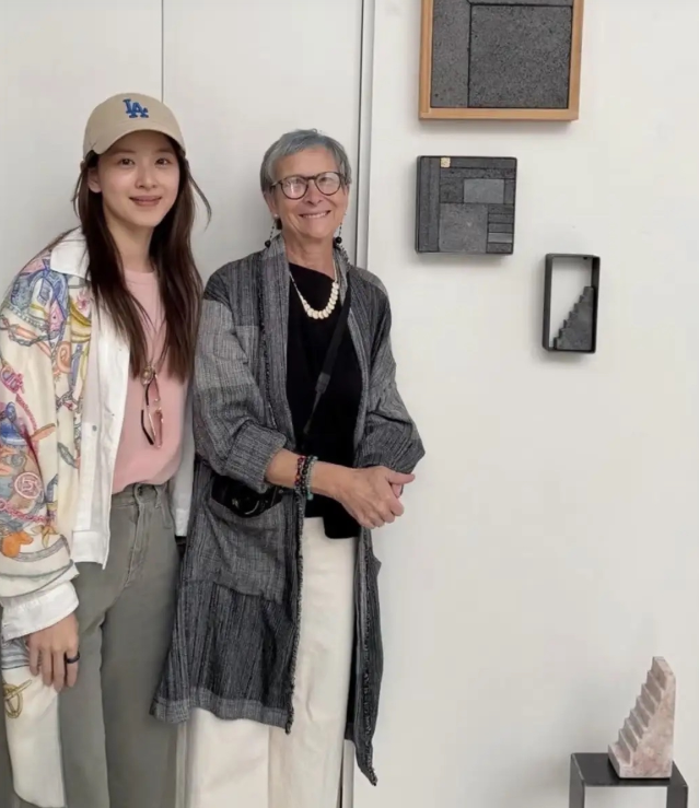 章泽天去巴黎看艺术展
还晒出与著名艺术家合影，刘强东是去当跟班的。
刘强东和章泽