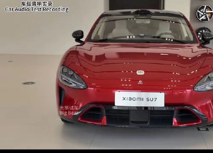 试驾2026款新一代小米SU7，那叫一个沉浸式爽翻！一坐进驾驶舱，科技感直接拉满