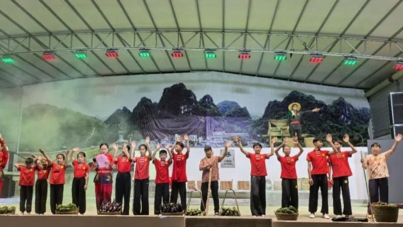 “清水鸭落班！老细这边埋单！”