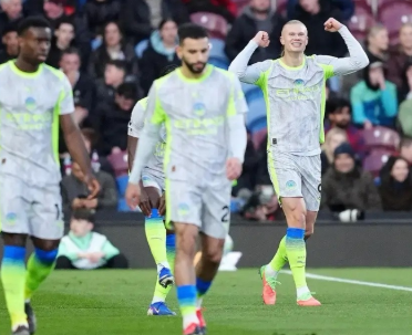 五年计划就是个笑话。伯恩利刚降级，球迷就把孔帕尼的球衣扔进火堆，嘴里骂着叛徒。