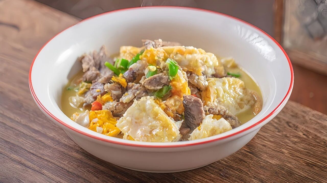湖南人的隐藏菜单：拆骨肉加几个鸡蛋，一煎一焖，比红烧肉还馋人