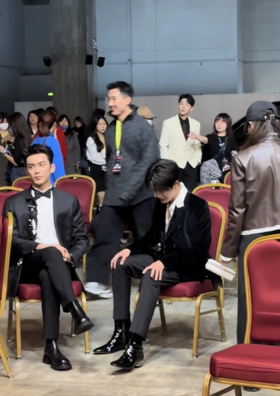 吴磊和檀健次坐着聊天，不知道的以为吴磊是大哥，檀健次是小弟，檀健次左看右看，小动