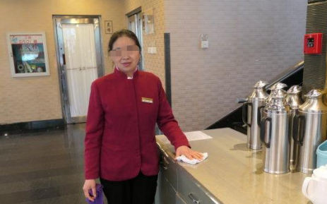 继母干服务员供我读研，毕业典礼上导师看到继母后，突然哽咽了