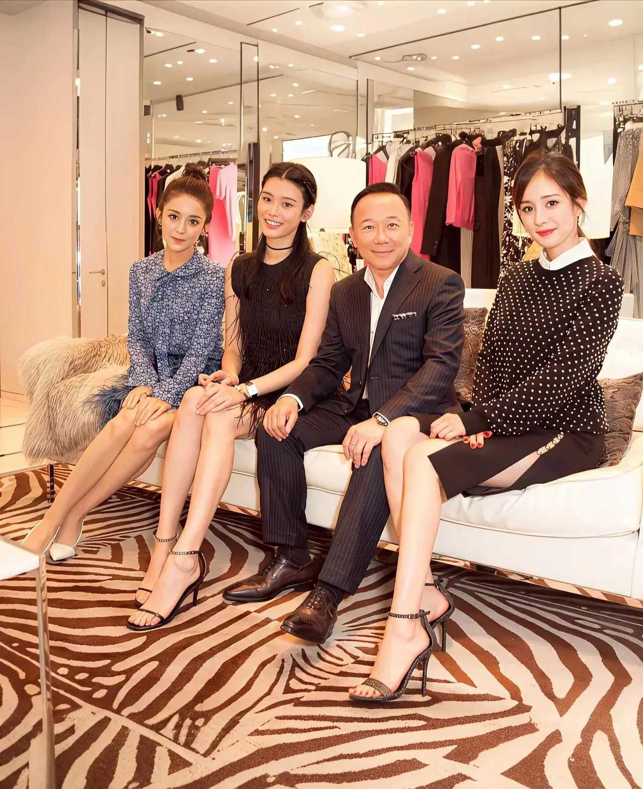 美女们在金主面前各显其能