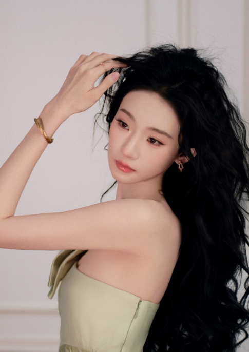 张艺凡浅绿抹胸连衣裙来了