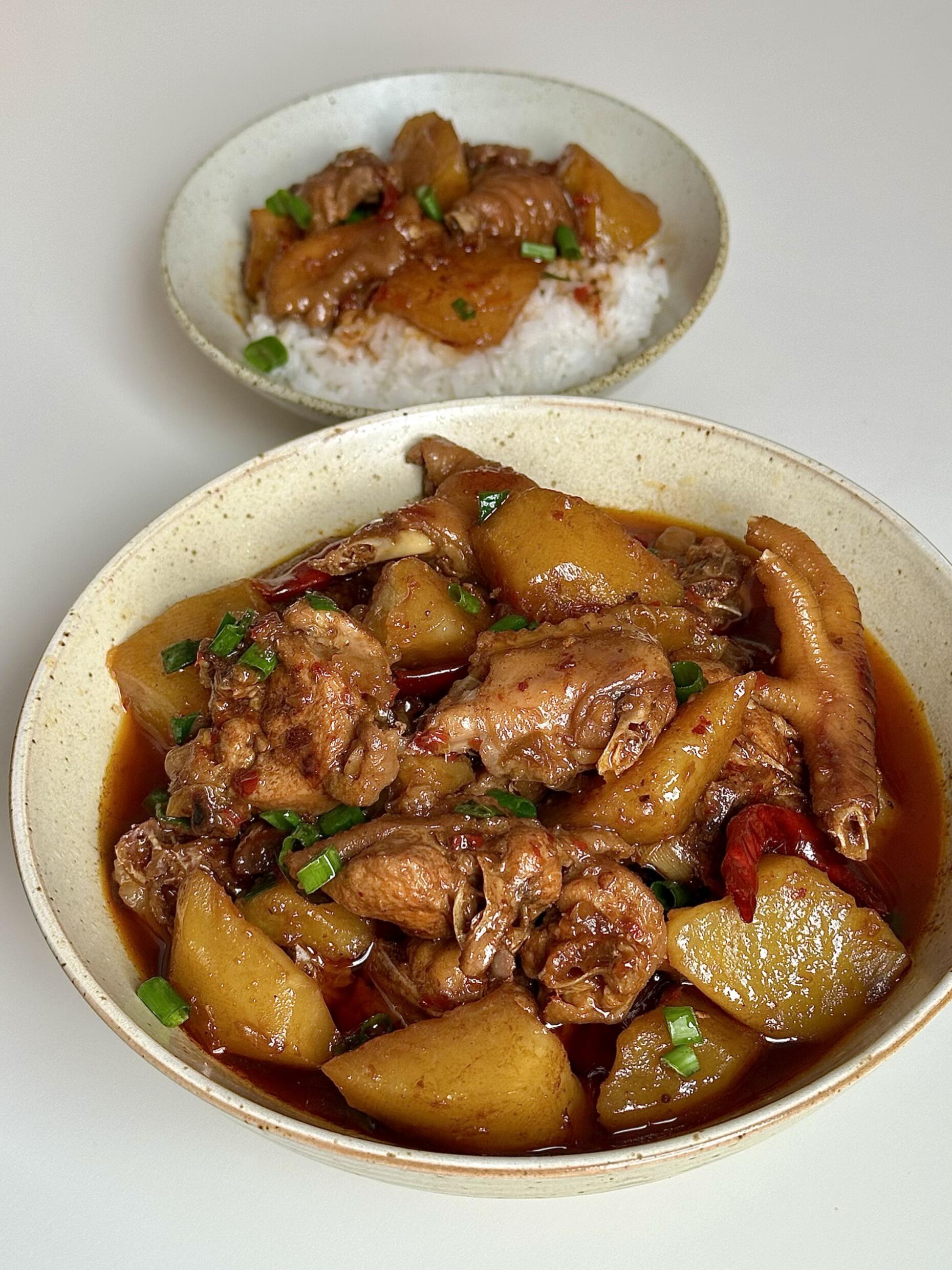 家常土豆烧鸡🥘吃这菜得多蒸半锅饭才够吃！
这道土豆烧鸡真的太香啦😋，土鸡肉炖