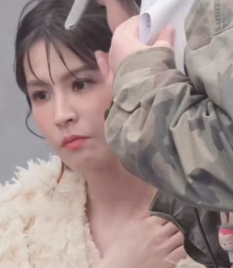 在节目游戏环节，曾沛慈与队友淡淡突然靠近试图亲亲，导演组立即通过手势警告两人停止