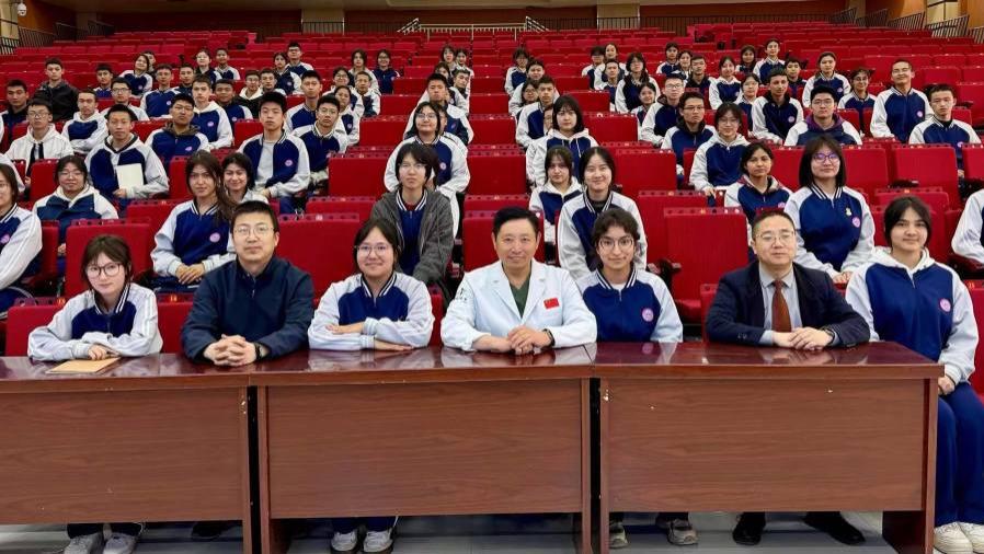 国际著名中医专家王守东教授走进阿克苏地区第一中学