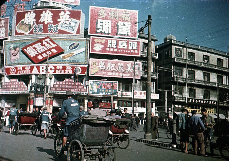 1950年，上海街头的广告牌还不少。上海工商业的高度发展，也由此可见一斑。