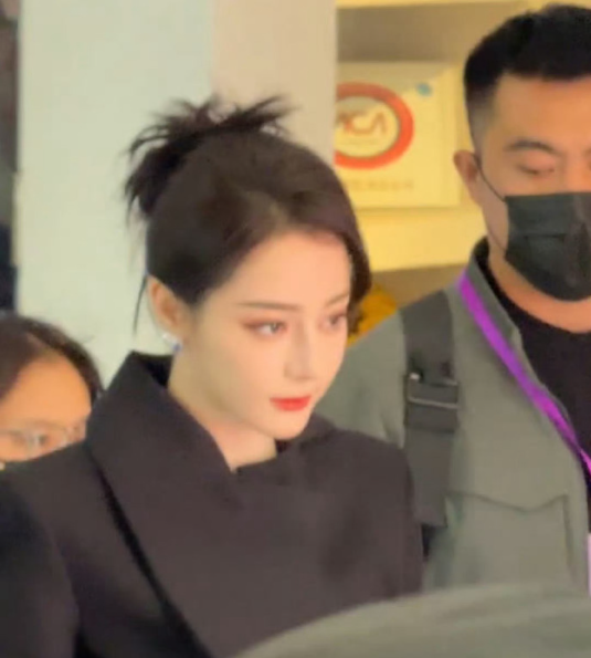 在岁月的尽头等风雪，等烟火以及你