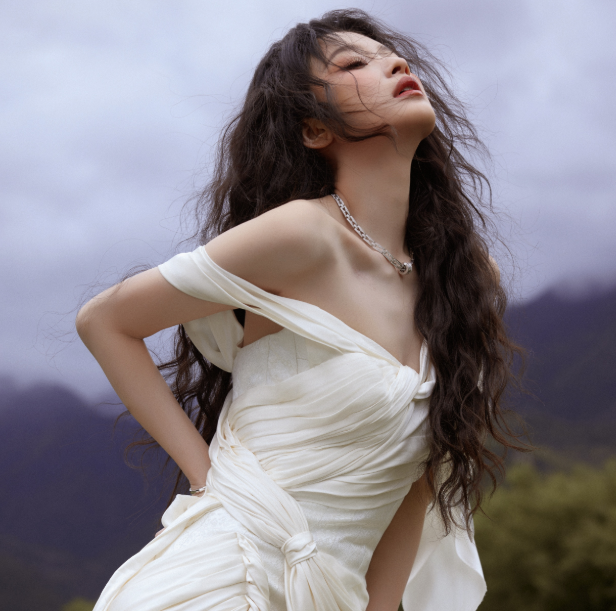 孙怡九寨沟《VOGUE》“山谷假日”大片释出
美到失语了！

她身着奶白缎面高定