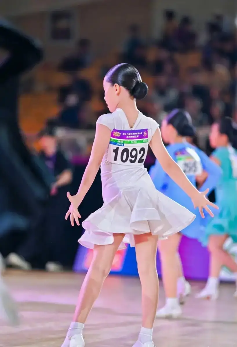 赵文卓女儿获少儿拉丁舞比赛冠军 舞姿优美表情自信