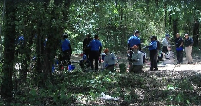 美国遛狗者意外发现头骨，警方挖出三名幼儿遗骸