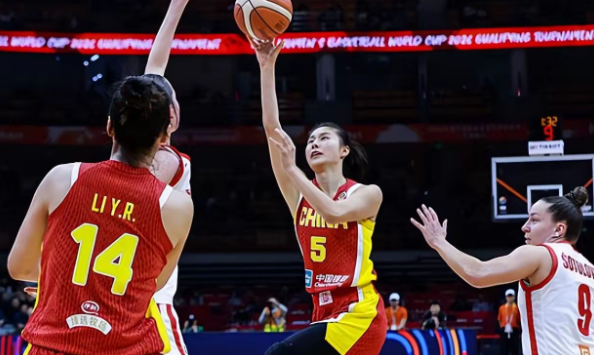 昨天看了中国女篮和捷克女篮的比赛，中国女篮还是有很多缺点和不足，特别是在防守方面