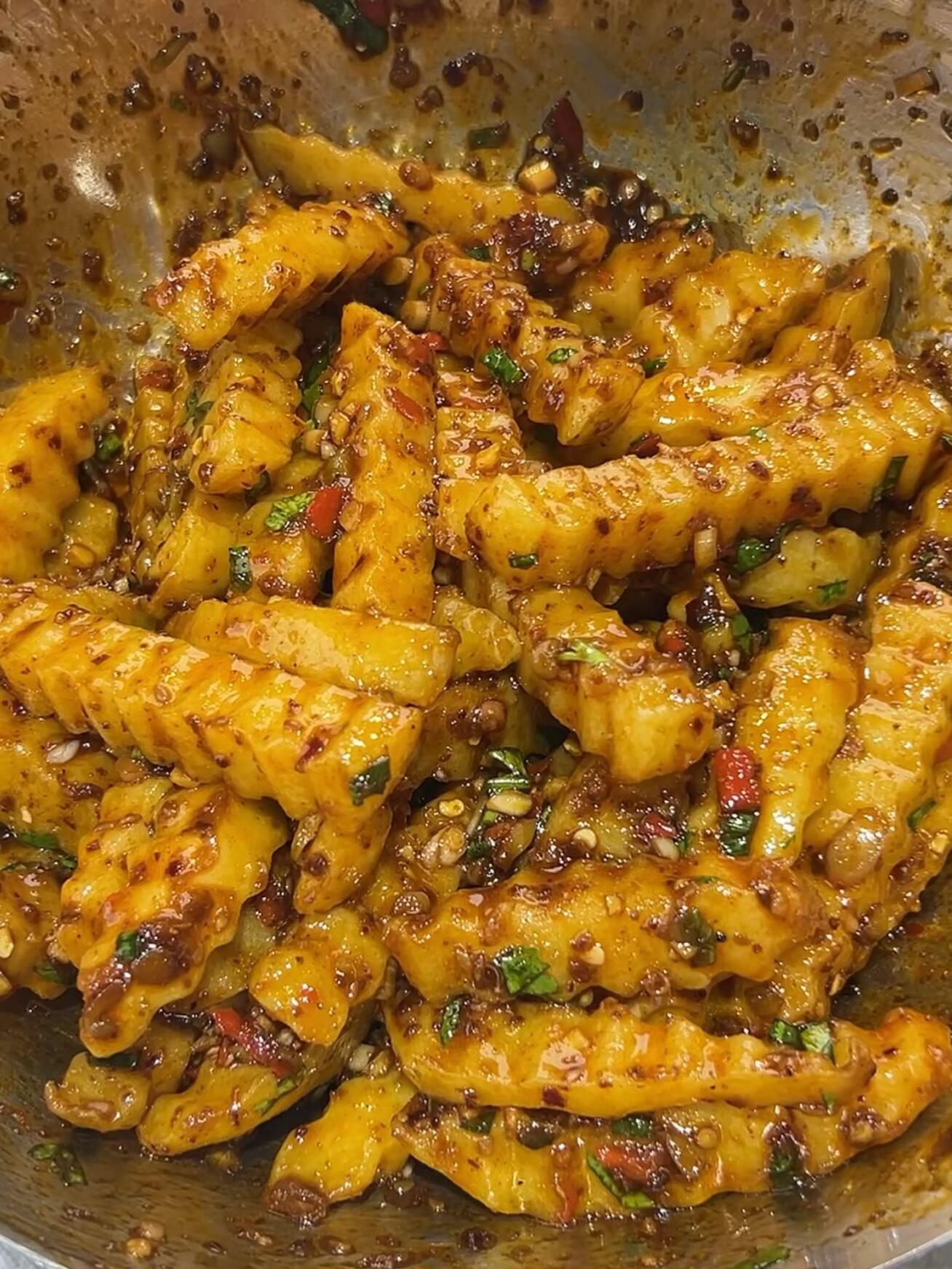 谁还去小吃摊！在家做狼牙土豆，懒人零失败
家人们谁懂啊😭 再也不用去小吃摊买狼