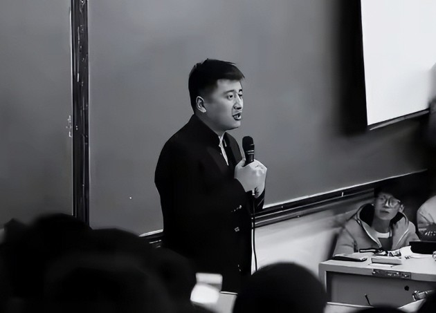 为啥有人要把大S和张雪峰老师比啊？完全都不是一个层次的。
 
在想什么，怎么可能