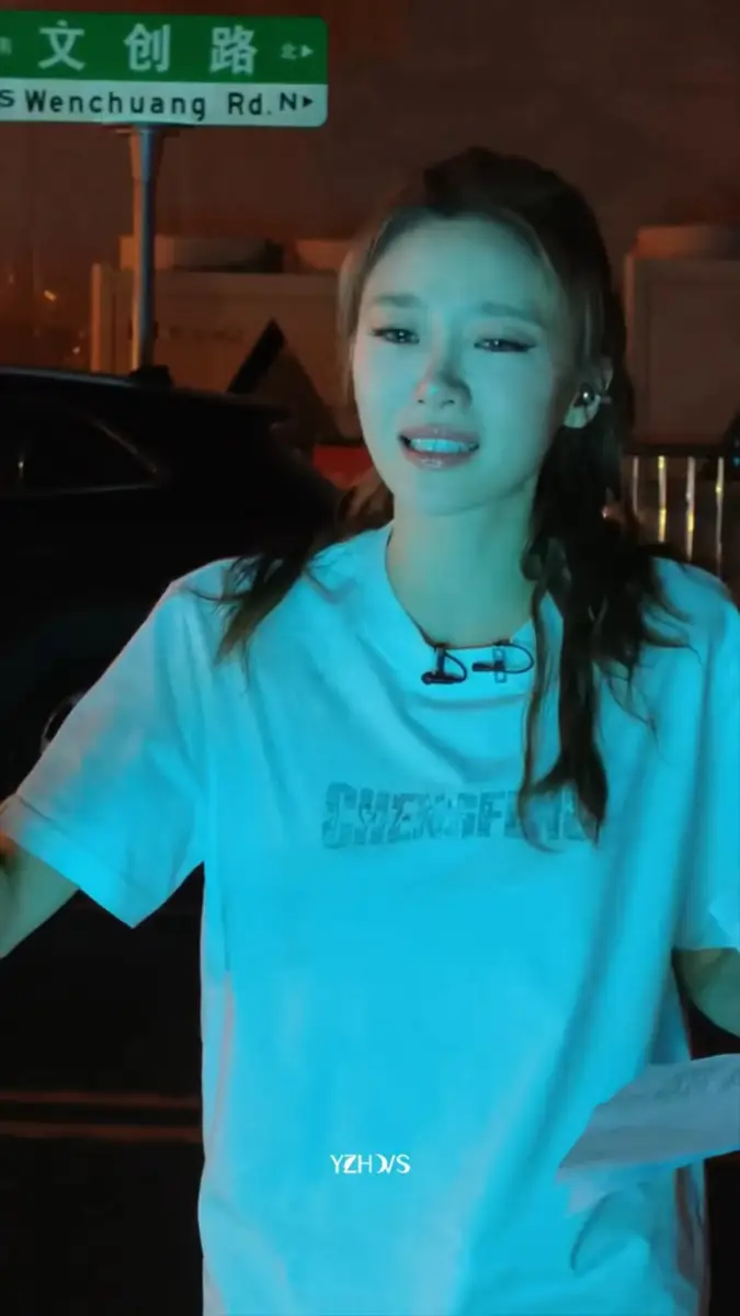 张月凌晨下班见粉丝雨中等待 眼眶泛红感动落泪