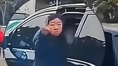 “活该被撞” ！叫好不是支持撞击， 是老实人恨透垃圾人的愤怒