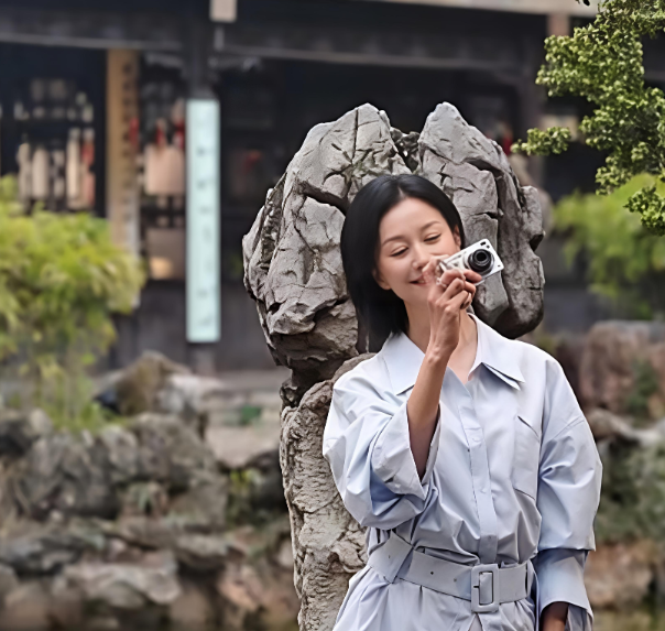 感觉女神倪虹洁打卡个园也太有氛围感了吧
一步一景都是烟雨江南，随手一拍就是古风大