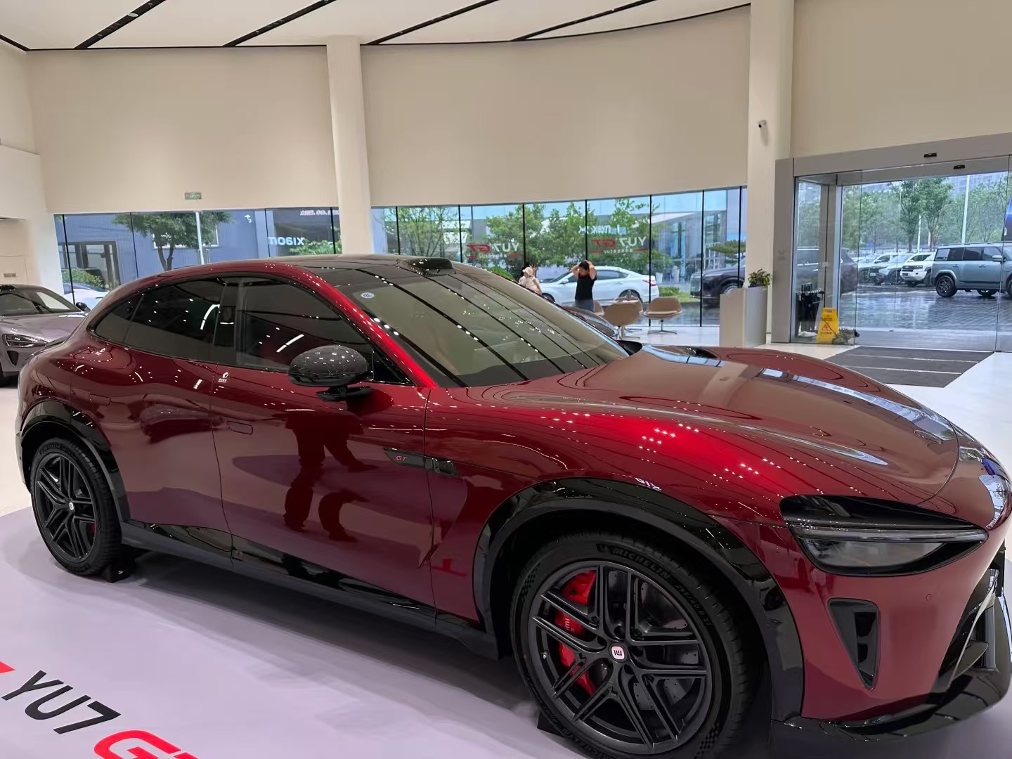 一台 5 米长的 suv，1000 匹马力，2 秒级加速，确实称得上性能强悍了。
