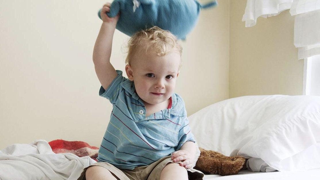 宝宝扔东西、打人？恭喜你，这是早教信号！